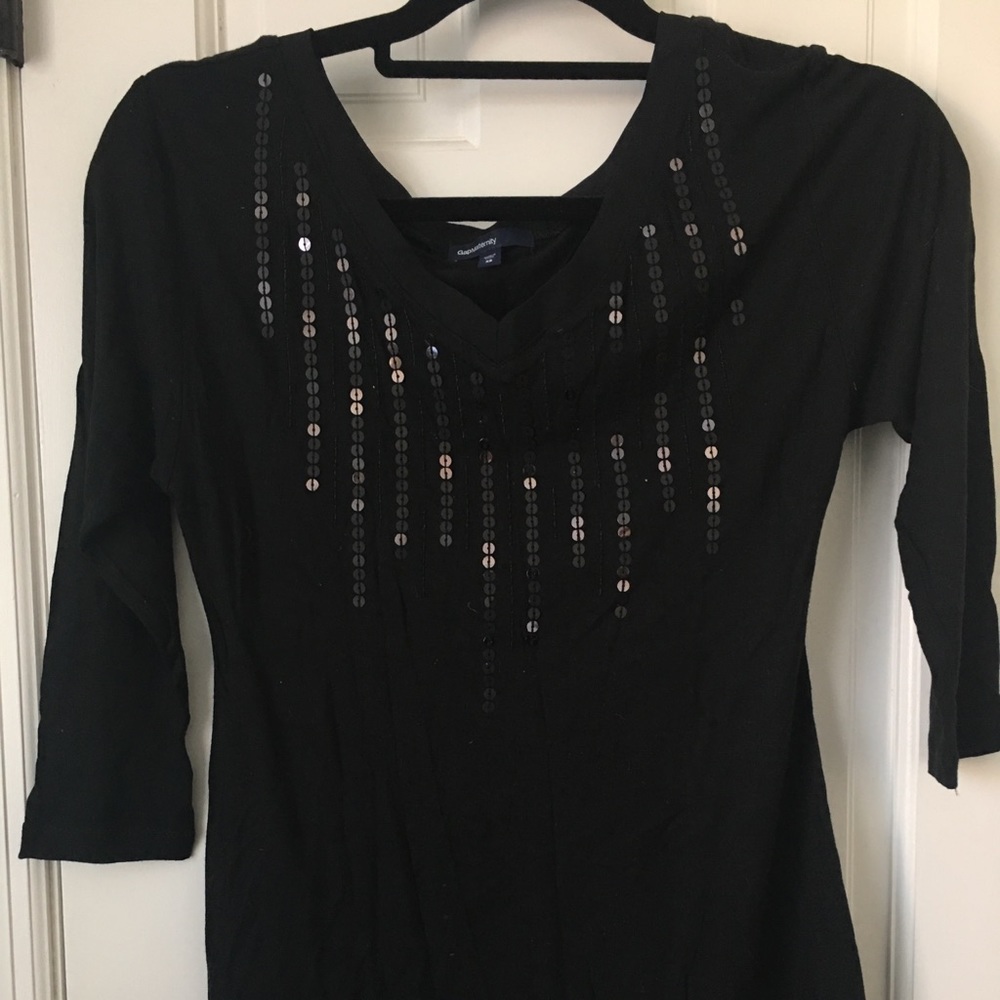 Super soft 3/4 sleeve V-neck Gap maternity top